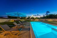 S&I Peaceful Holiday Home With Pool & Jacuzzi - Chambres d’hôtes Galovac