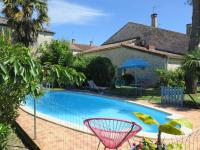 B&B Sauvagnas - Holiday Home Les Volets Bleus by Interhome - Bed and Breakfast Sauvagnas