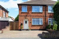 Aisiki Stays Apartments at Hillingdon, 3-Bedroom & 2-Bathroom, Pet-Friendly House with Garden, King or Twin Beds with Free Wi-Fi and Parking Space - Ferienwohnung Hillingdon