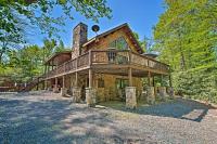 Fire Pit and Hot Tub Poconos Family Cabin! - B&B
