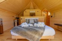 Zimmer mit Queensize-Bett und Gartenblick