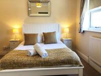 Garfield Place Cosy 2-Bedroom Cottage Central Windsor with Parking - Chambres d'hôtes Windsor