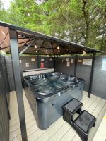 B&B Swarland - Pheasant's Hollow - 2 bed hot tub lodge with free golf, NO BUGGY - Bed and Breakfast Swarland