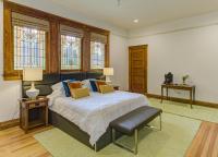 Zimmer mit Kingsize-Bett und Balkon