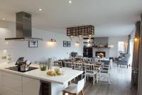 The Hawthorns - Large Luxury Cottage, Hot Tub, Sea Views - Bed and Breakfast Saundersfoot