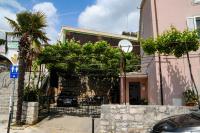 Apartman Gulliver in the center, 10 meters from the sea with private parking in natural shade - Chambres d'hôtes Rabac