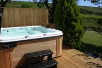 Barn Cottage - Farm Park Stay with Hot Tub - B&B Swansea