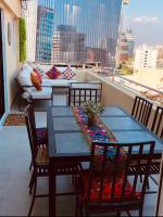 Apartament Condo Amueblado, ENCOMENDEROS 200 El Golf, Las Condes Santiago con vista al Costanera Center - Chambres d'hôtes Santiago