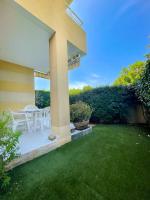 Superb Apartment With Garden Near The Sea - B&B Fréjus