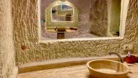 Presidential Cave Suite with Spa Bath