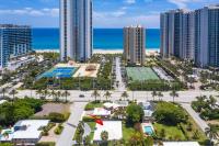 Across from Beach - Renovated Coastal Home, Gourmet Kitchen & Jetted Tub - by Maven Vacation Rentals - Chambres d'hôtes Riviera Beach