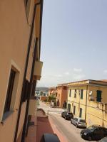 Capo Figari 8, Appartamento spazioso nel centro di Golfo Aranci con terrazza, Wi-Fi, parcheggio gratuito - B&B Golfo Aranci