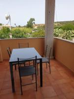Capo Figari 8, Appartamento spazioso nel centro di Golfo Aranci con terrazza, Wi-Fi, parcheggio gratuito - Chambres d'hôtes Golfo Aranci