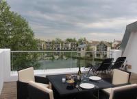 Crow's Nest Penthouse Apartment with Free Spa Access - Ferienwohnung Somerford Keynes