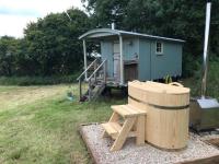 1 Bed Shepherds Hut - Sleeps 2 -Wood Fired Hot Tub - B&B Charlton Musgrove