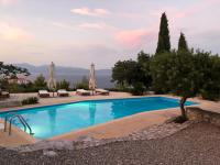 Villa with swimming pool and tennis/basketball court - Chambres d’hôtes Theológos