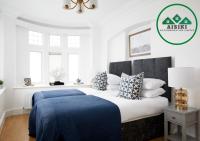 Aisiki Stays Apartments at North Finchley, 3-Bedroom & 2-Bathroom, Pet Friendly Flat, King or Twin Beds with Free WiFi - Bed and Breakfast Finchley