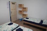 Deze driepersoonskamer heeft een gedeelde badkamer.
