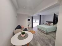 Studio met Queensize Bed - Geschikt voor Mensen met een Lichamelijke Beperking