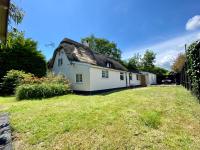 Beautiful Character 5 Bedroom Dorset Thatched Cottage - Great Location - Garden - Parking - Fast WiFi - Smart TV - Newly decorated - sleeps up to 10! Only 18 mins drive to Sandbanks Beach! Close to Bournemouth & Poole - Ferienwohnung Wimborne Minster