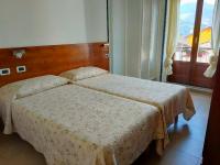 Zweibettzimmer mit Dusche