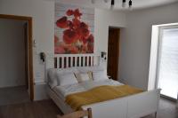 Habitación con cama grande y balcón