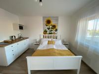 Zimmer mit Queensize-Bett und Balkon