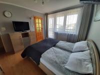 Zimmer mit Kingsize-Bett und Balkon