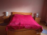 Suite con cama grande y balcón