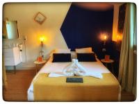 Kamer met Queensize Bed en Uitzicht op het Zwembad