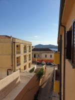 Capo Figari 9, Appartamento spazioso nel centro di Golfo Aranci con terrazza, Wi-Fi, parcheggio gratuito - Chambres d'hôtes Golfo Aranci