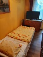 Zweibettzimmer mit eigenem Bad außerhalb des Zimmers
