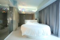 Superior Double Room with Round Bed and Bath