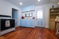 Historic w/deck, king bed & air by Lake Michigan - B&B Manistee