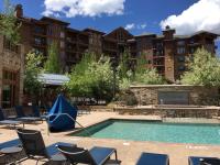Hyatt two bedroom, balcony, outdoor swimming pool & hot tub, firepit, walk to hiking & biking trails - B&B