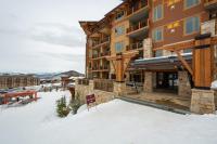 Hyatt one bedroom, balcony, outdoor swimming pool & hot tub, firepit, walk to hiking & biking trails - Ferienwohnung