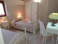 Zimmer mit Kingsize-Bett und Bergblick