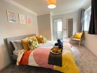Beautiful Large 4 bedroom House - 5 Minute Walk to the Best Beach! - Great Location - Garden - Parking - Fast WiFi - Smart TV - Newly decorated - sleeps up to 10! Close to Bournemouth & Poole & Sandbanks - Chambres d’hôtes