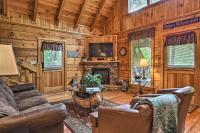 Gatlinburg Mountainside Escape with Deck and Hot Tub! - B&B Gatlinburg