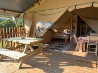 Safari Tent with Hot Tub in heart of Snowdonia - Chambres d'hôtes Dolgellau