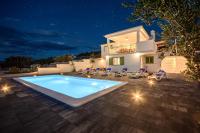 B&B Supetar - Holiday Home Nono Ante with heated pool - Bed and Breakfast Supetar