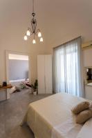 Suite con bañera de hidromasaje y cama grande