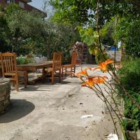 Spacious house with a big garden and fire pit - B&B Tirana