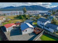 Te Anau Holiday Home - Free WIFi - Free Bikes & Kayaks - Short Walk to Lake & Town - Top Views - Bed and Breakfast Te Anau
