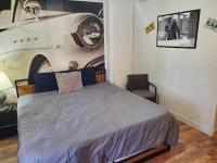 Habitación con cama extragrande.