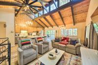 Pine Mountain Cabin with Hot Tub, 2 Mins to Marina! - Chambres d’hôtes