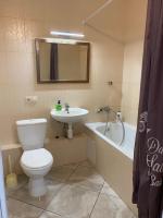 Cozy Apartment on Gmyri 12b near metro Poznyaki - Chambres d'hôtes Kiev
