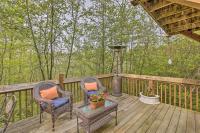 B&B Rothbury - Resort Cabin with Fire Pit Golf, Hike and Play! - Bed and Breakfast Rothbury