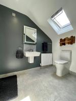 Dreibettzimmer mit Dusche