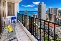 High-Floor Stylish Ocean Views Condo with Parking - B&B Honolulu
